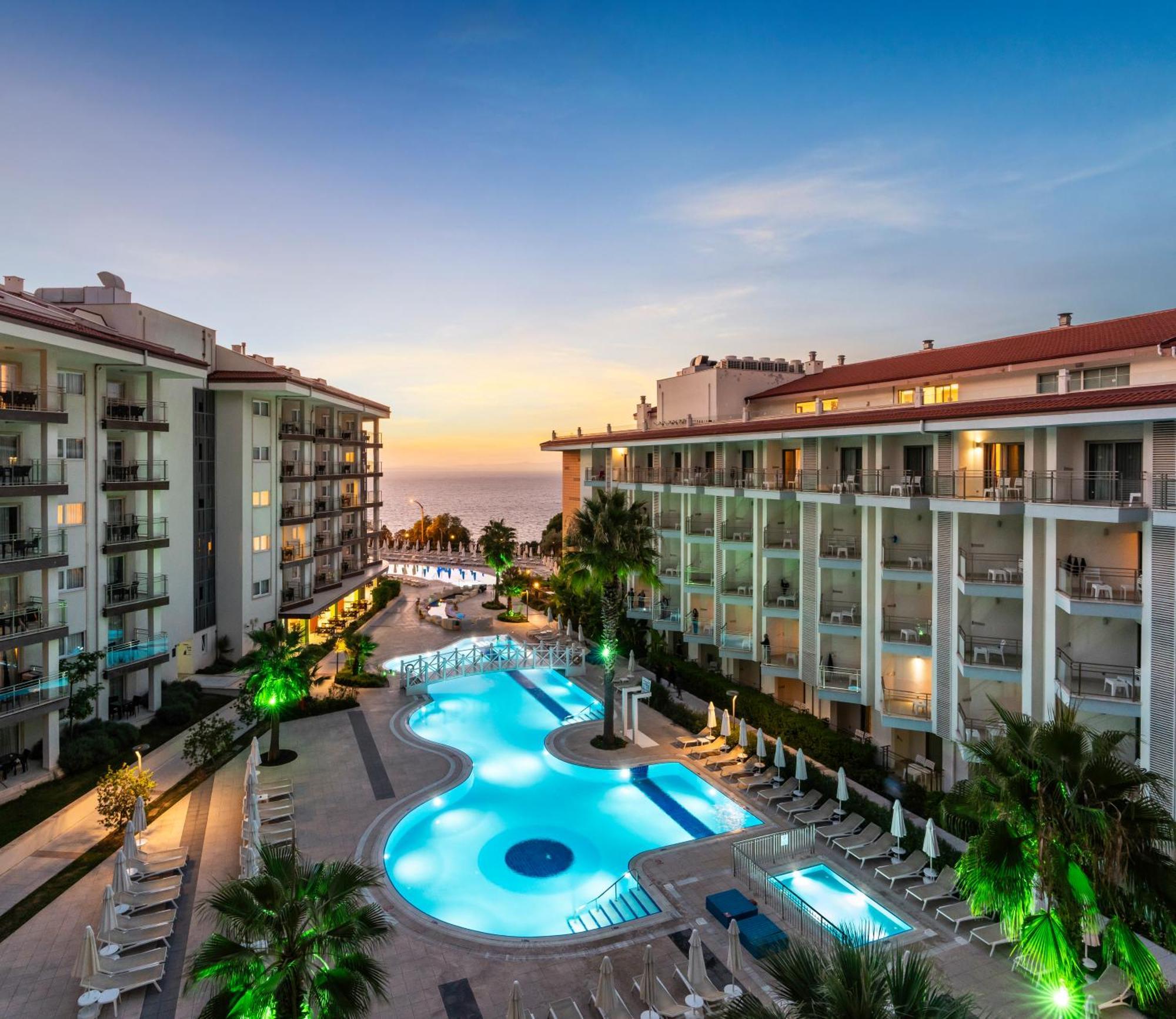 Ramada Hotel & Suites By Wyndham Kusadası Eksteriør bilde